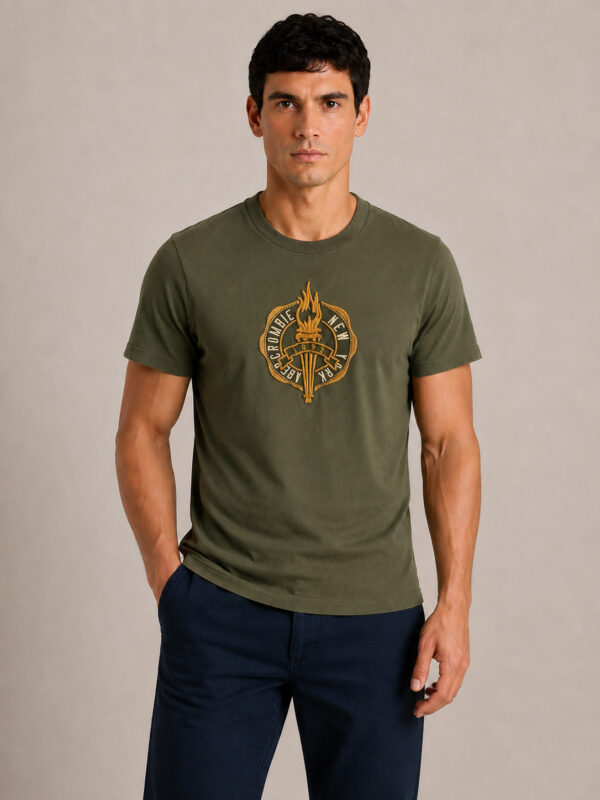 Camiseta Masculina Abercrombie Verde Militar com Bordado VERDE MUSGO