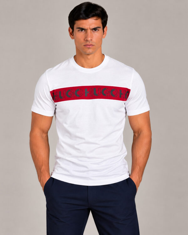 Camiseta Masculina Hugo Branca Faixa Vermelha Logo HUGO