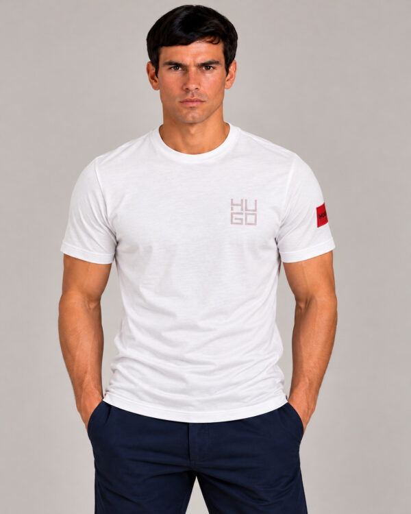 Camiseta Masculina Hugo Branca Logo Peito e Patch Vermelho